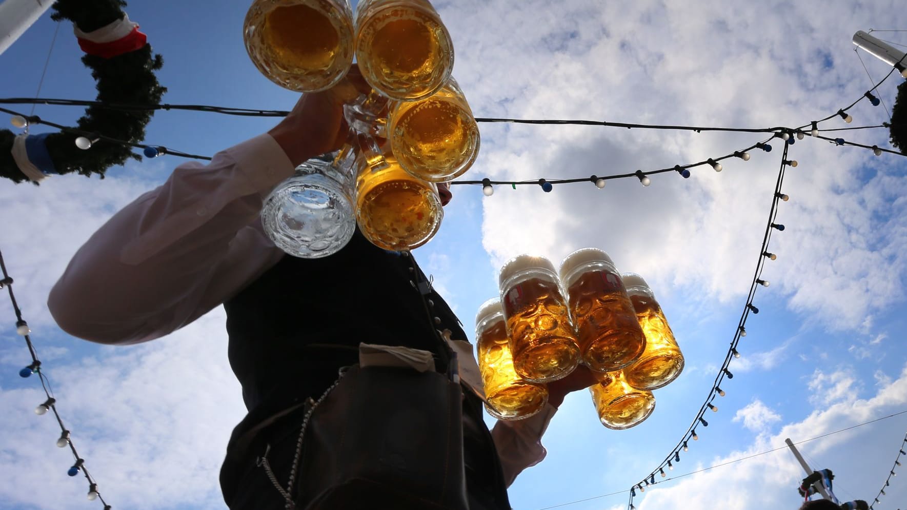 Bierkrüge auf Oktoberfest
