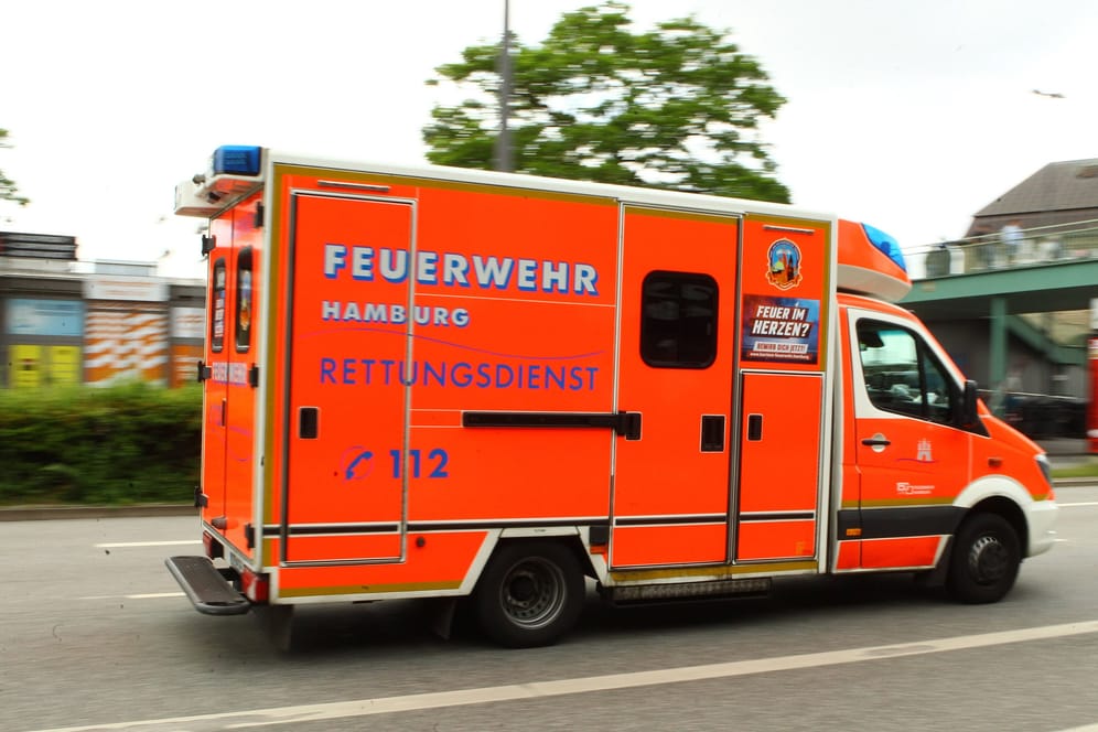 Ein Fahrzeug der Hamburger Feuerwehr (Symbolbild): Zwei Rettungswagen wurden bereits zuvor in die Ukraine geschickt.