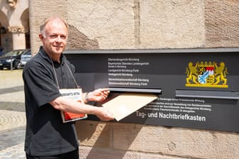 Jörg Alt im Juni vor dem Gericht in Nürnberg (Archivbild): Er kämpft seit Jahren gegen Lebensmittelverschwendung.