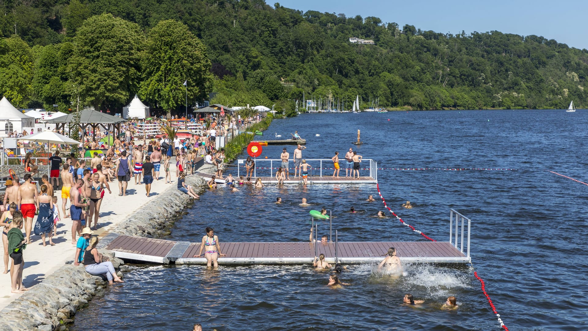 Öffentliche Badestelle im Baldeneysee in Essen (Archivbild): Für Rettungsschwimmer gibt es aktuell wegen der Temperaturen wieder viel zu tun.