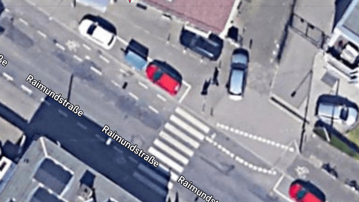 Screenshot der Straße auf Google Maps: Rechts führt der Radweg über den Zebrastreifen an der Bäckerei mit drei Parkplätzen vorbei. Die Polizei und das zweite Fahrzeug standen vor der Parkreihe zur Hälfte auf dem Radweg.