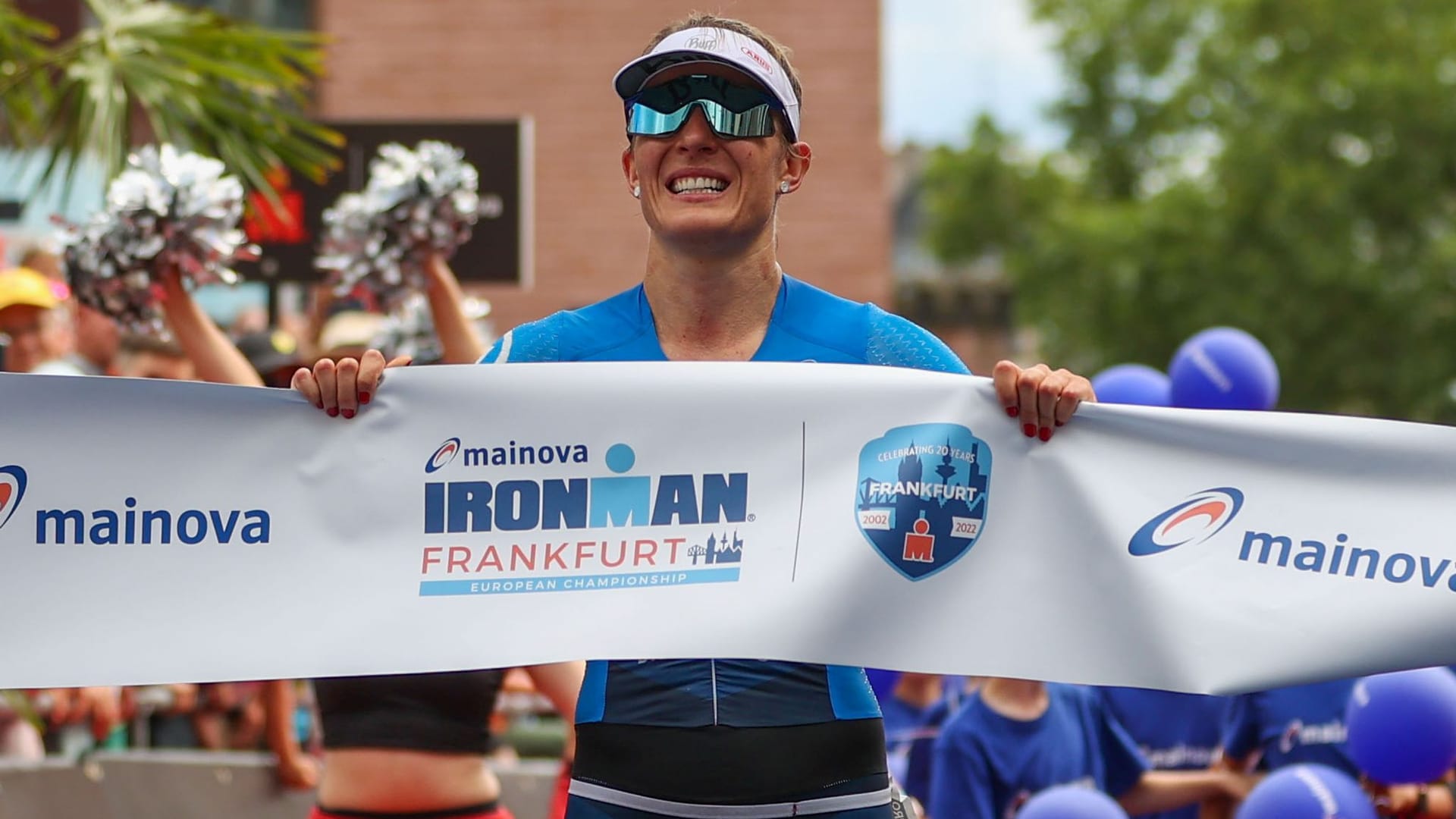 Triathletin Daniela Bleymehl aus Deutschland läuft als Siegerin ins Ziel ein: Beim Frankfurter Ironman feierte sie eine gelungene Rückkehr nach Babypause.