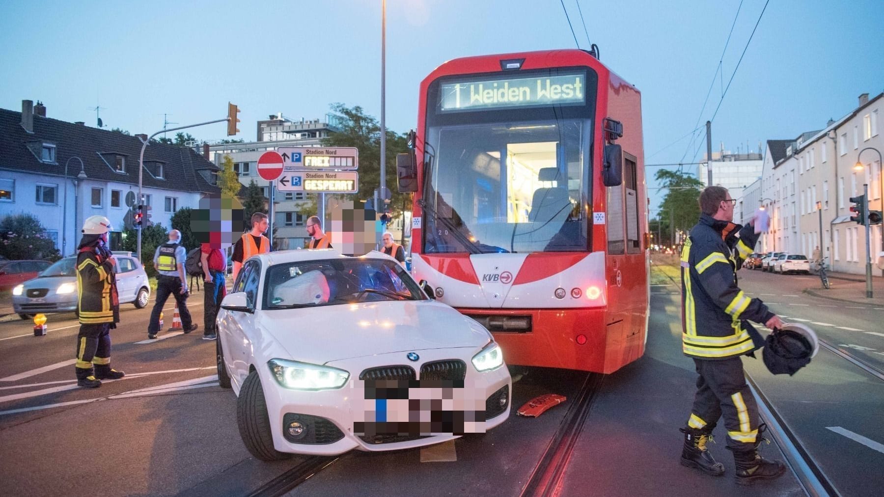 Die Straßenbahn beim ersten Unfall: Der Wagen hatte offenbar unrechtmäßig wenden wollen. Die Straßenbahn beim ersten Unfall: Der Wagen hatte offenbar unrechtmäßig wenden wollen.