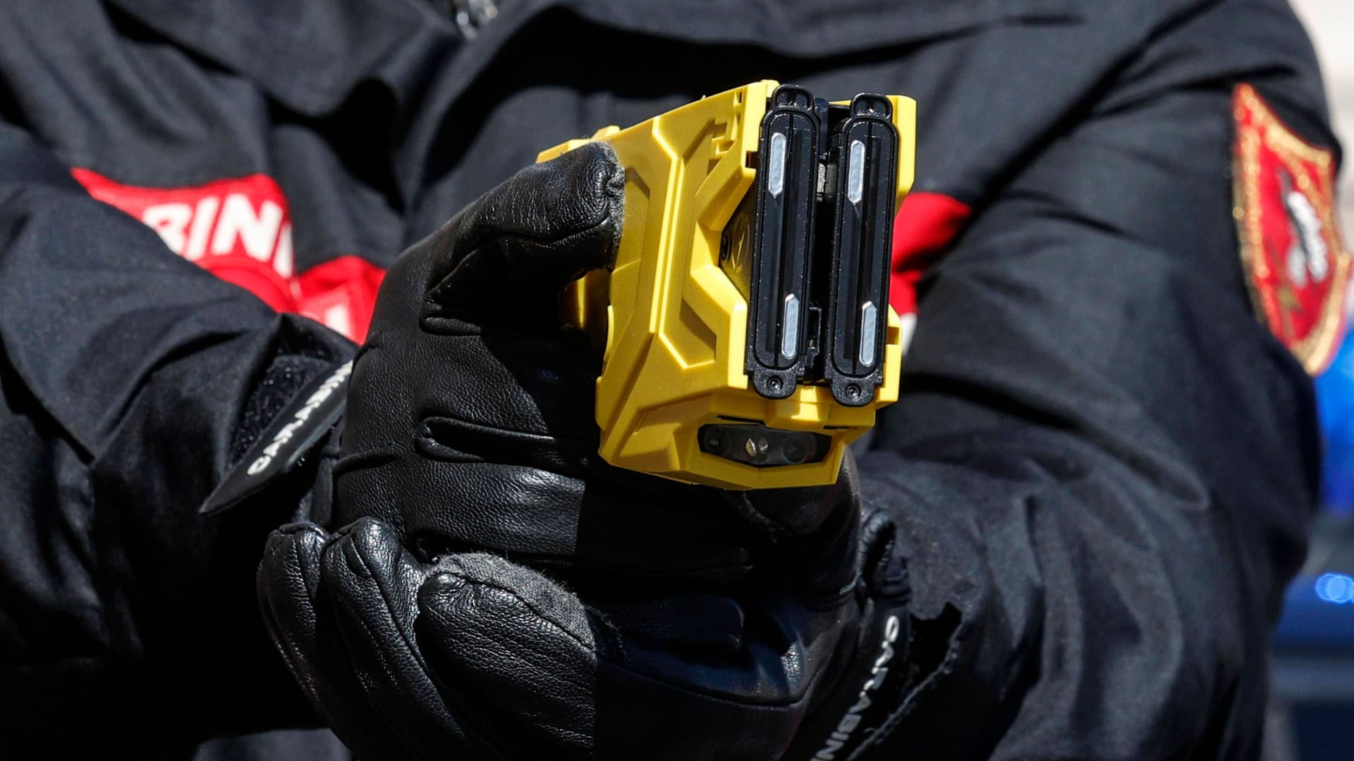Ein Polizist hält einen Taser: Der Mann kam nach dem Einsatz ins Krankenhaus. Ein Polizist hält einen Taser: Der Mann kam nach dem Einsatz ins Krankenhaus.