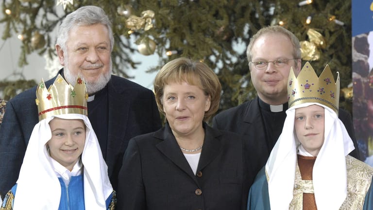 Winfried Pilz (links) mit der damaligen Bundeskanzlerin Merkel bei einem Empfang der Sternsinger (Archivbild): Zehn Jahre lang war er Präsident des Kindermissionswerks.