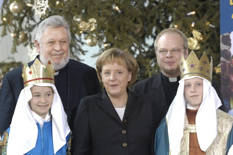 Winfried Pilz (links) mit der damaligen Bundeskanzlerin Merkel bei einem Empfang der Sternsinger (Archivbild): Zehn Jahre lang war er Präsident des Kindermissionswerks.