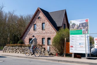 Neubau eines Wohnhauses in Westerland (Symbolbild): Wohnungen auf Sylt sind im deutschlandweiten Vergleich am teuersten.