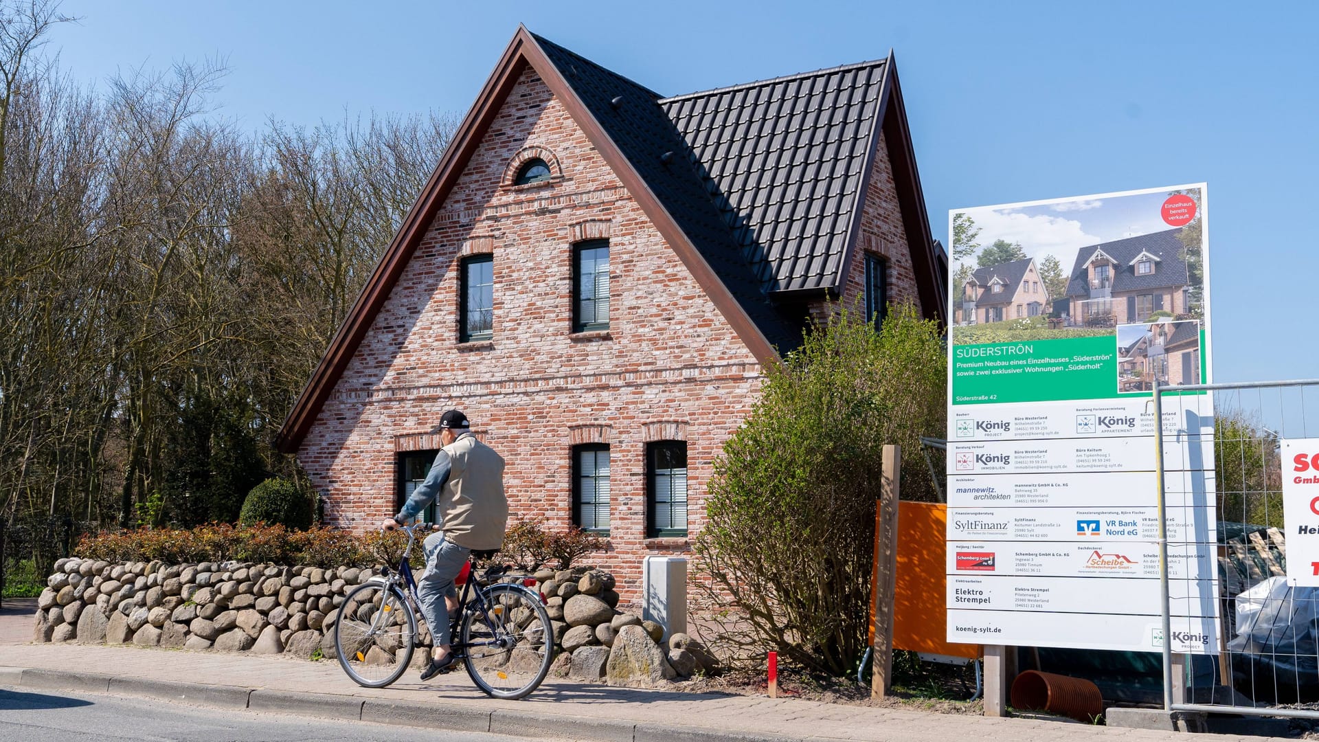 Neubau eines Wohnhauses in Westerland (Symbolbild): Wohnungen auf Sylt sind im deutschlandweiten Vergleich am teuersten.