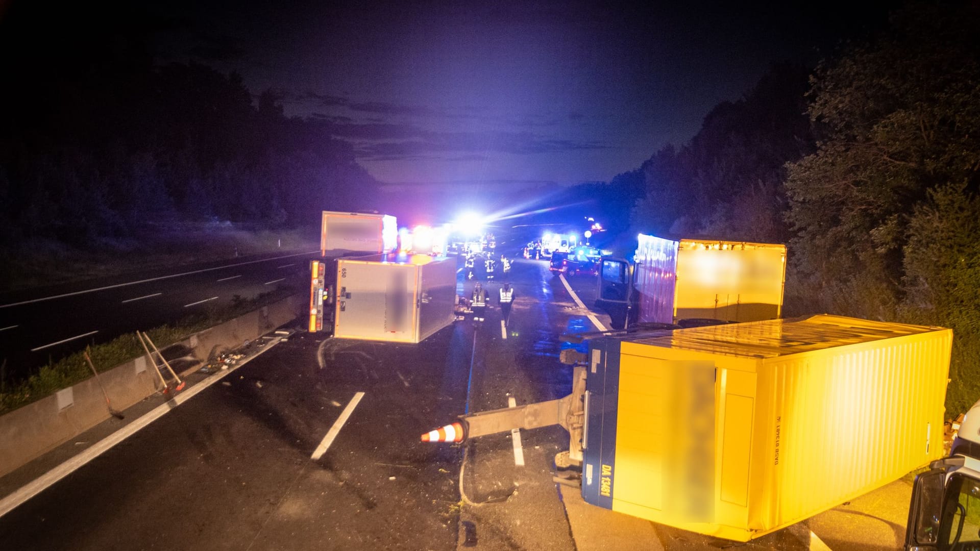 Die Unfallstelle: Der gelbe Anhänger war durch den Aufprall mehr als 100 Meter über die Fahrbahn geschoben worden.