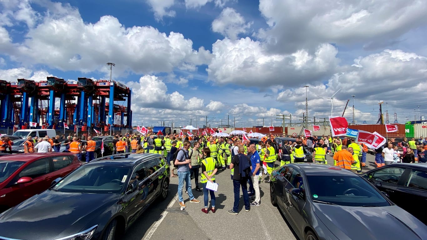 Hafenarbeiter versammeln sich zu Beginn des Warnstreiks am Container Terminal Burchardkai: Es ist der erste Streik seit 44 Jahren am Hamburger Hafen.
