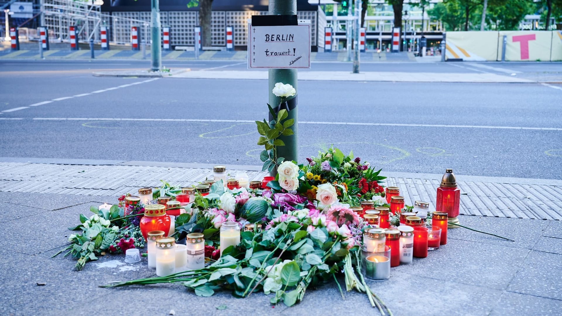 Auto fährt in Berlin in Menschenmenge - Gedenken an Opfer Auto fährt in Berlin in Menschenmenge - Gedenken an Opfer