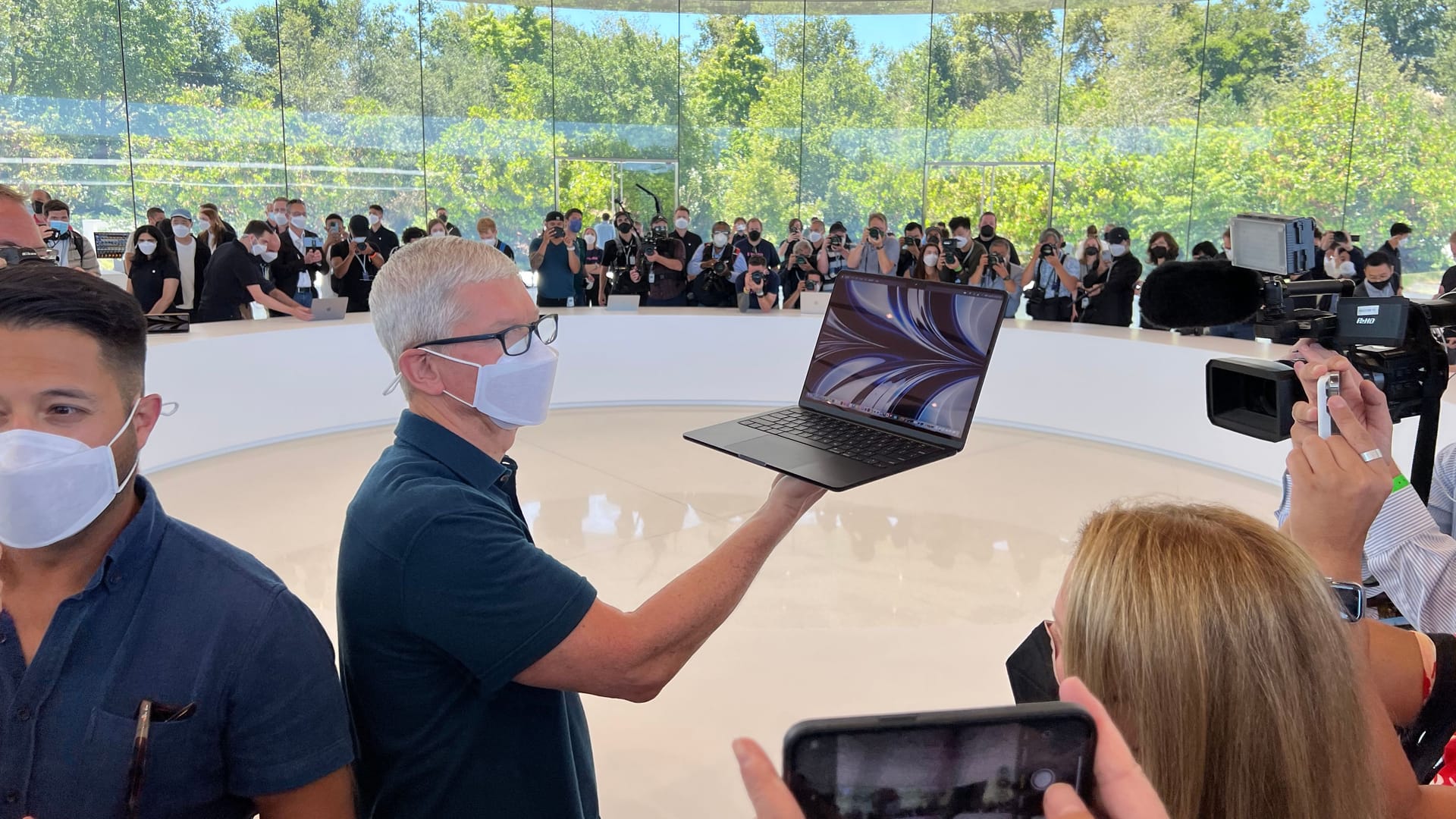 Auch Tim Cook schaute vorbei und unterhielt sich kurz mit einigen Anwesenden über die neuen MacBooks.