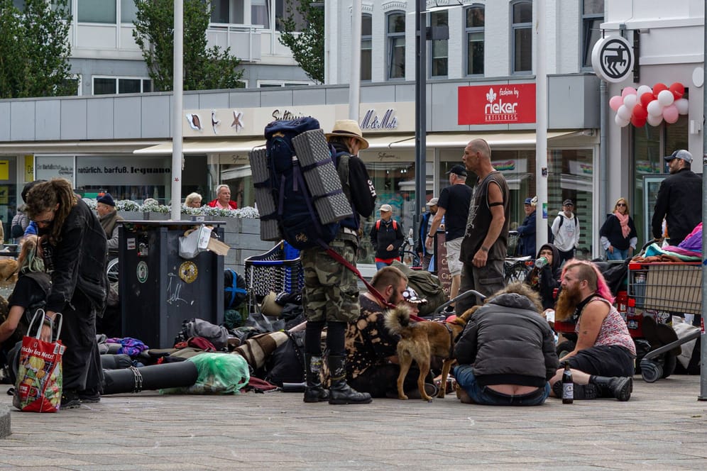 Punks sitzen in der Fußgängerzone auf Sylt (Archivbild): Die Gemeinde will mit den Zäunen und Blöcken die Ordnung auf dem Platz wieder herstellen.