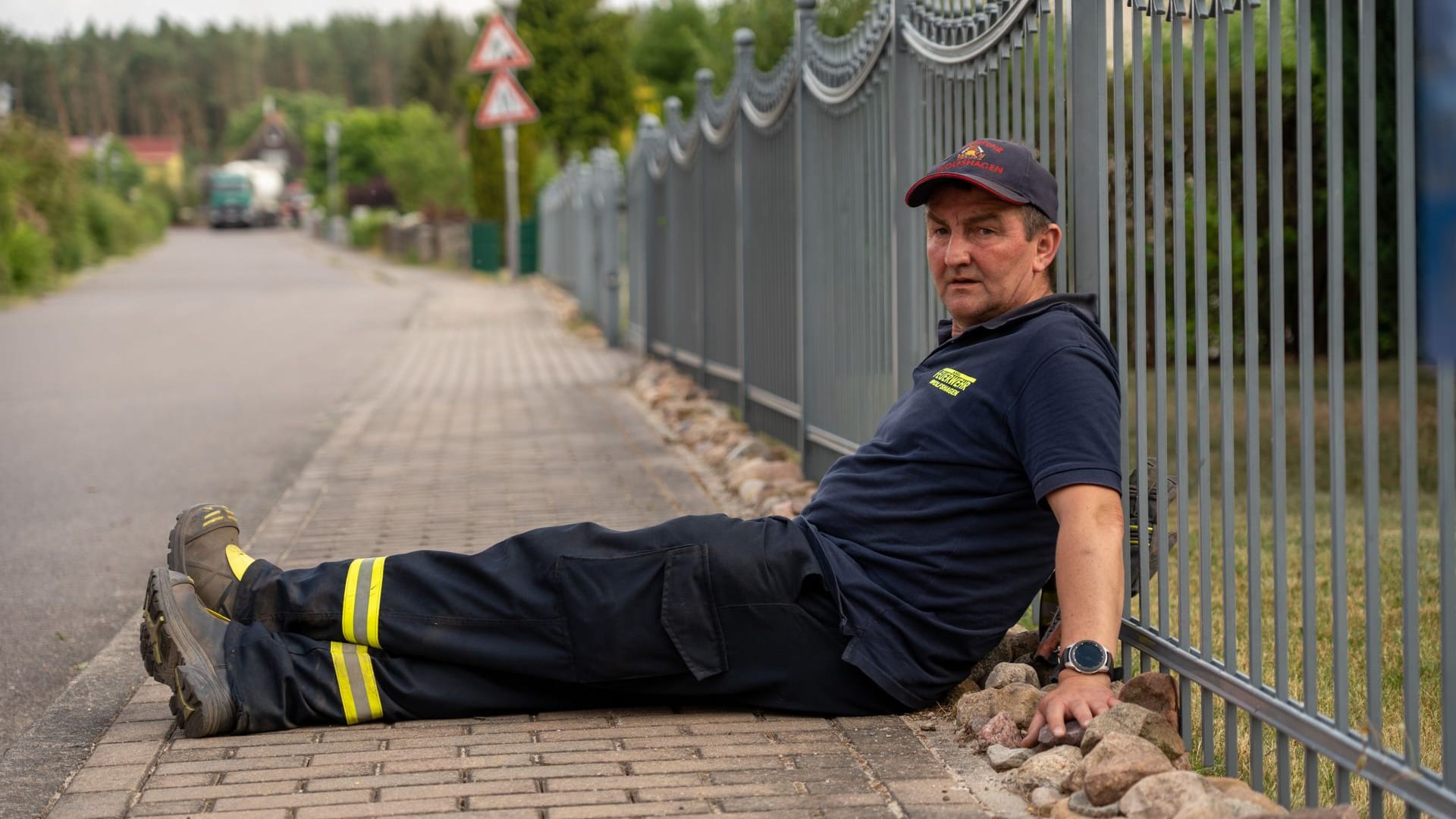 Ein erschöpfter Feuerwehrmann ruht sich kurz aus, während sein Löschwagen neu befüllt wird: Seit Stunden kämpfen die Männer schon in Treuenbrietzen und Beelitz gegen die Flammen.