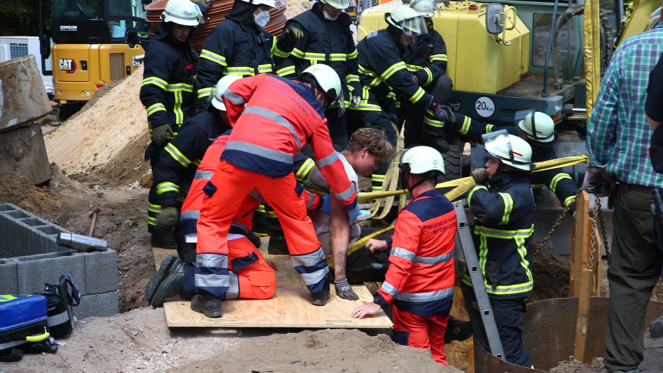 Rettungskräfte bergen den Arbeiter: Er wurde bei dem Unfall leicht verletzt.