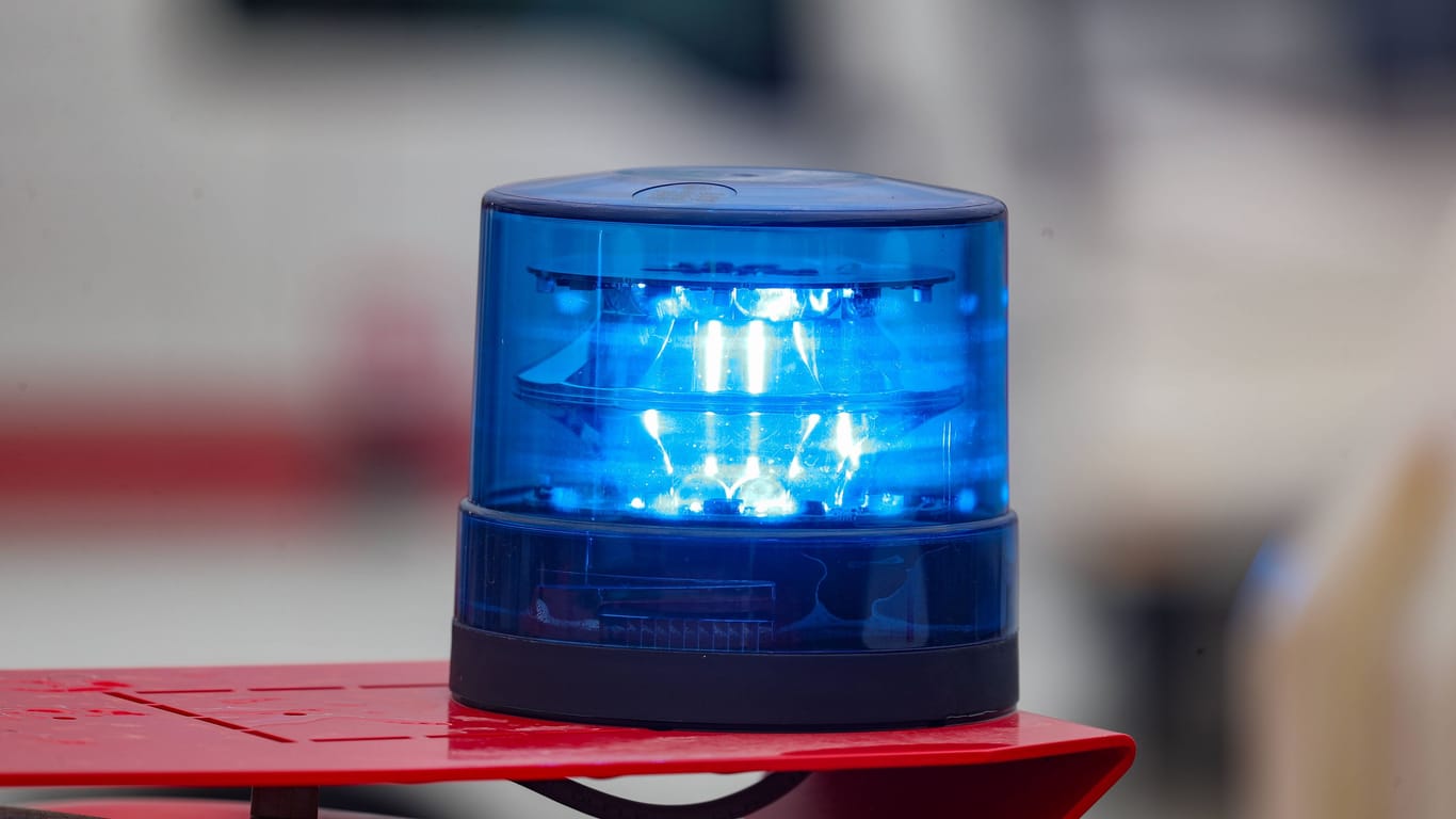 Ein Blaulicht auf einem Feuerwehrfahrzeug (Symbolbild): Einsatzkräfte konnten ein Kleinkind bei Köln nicht mehr retten, dass in einem Swimmingpool gefallen war.