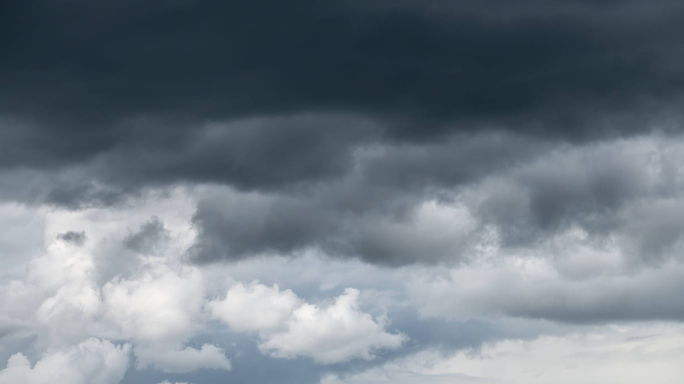 Dunkle Wolken (Symbolbild): Die Woche beginnt in Nürnberg mit einer Unwetterwarnung.