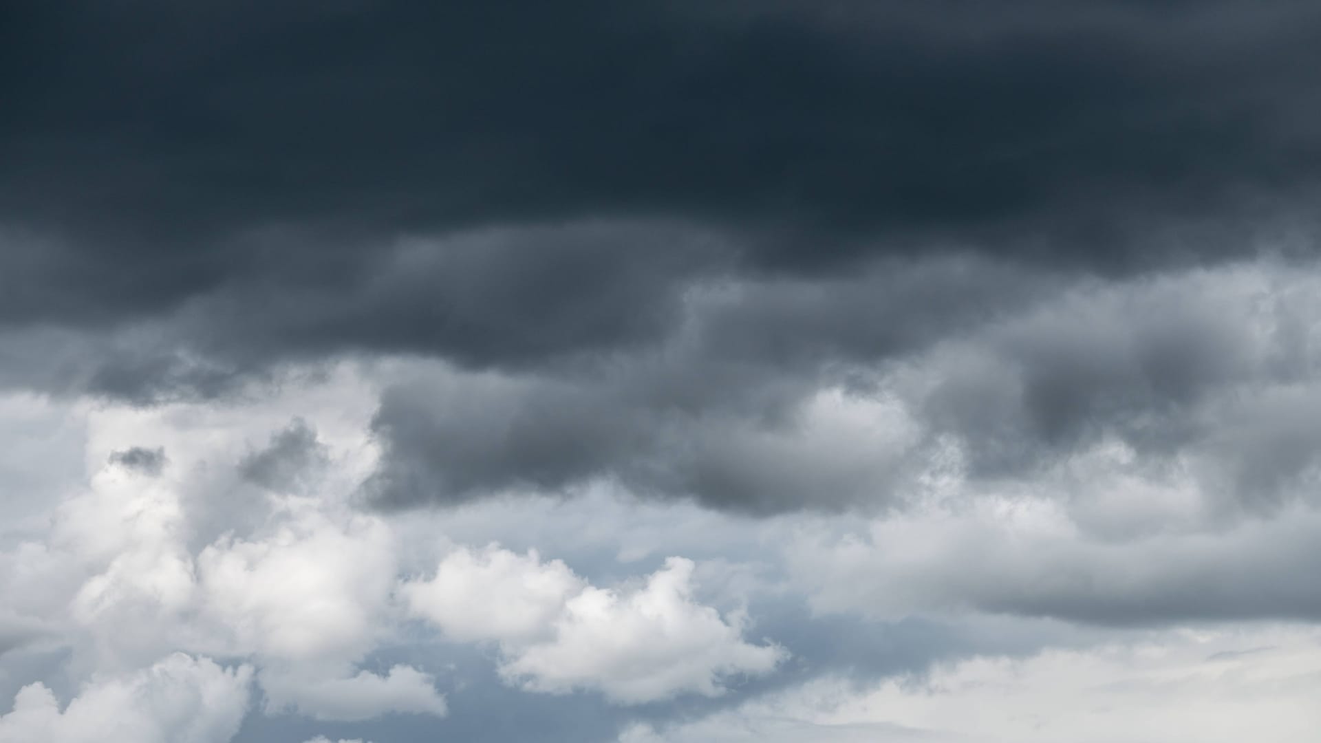 Dunkle Wolken (Symbolbild): Die Woche beginnt in Nürnberg mit einer Unwetterwarnung. Dunkle Wolken (Symbolbild): Die Woche beginnt in Nürnberg mit einer Unwetterwarnung.