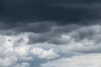 Dunkle Wolken (Symbolbild): Die Woche beginnt in Nürnberg mit einer Unwetterwarnung.