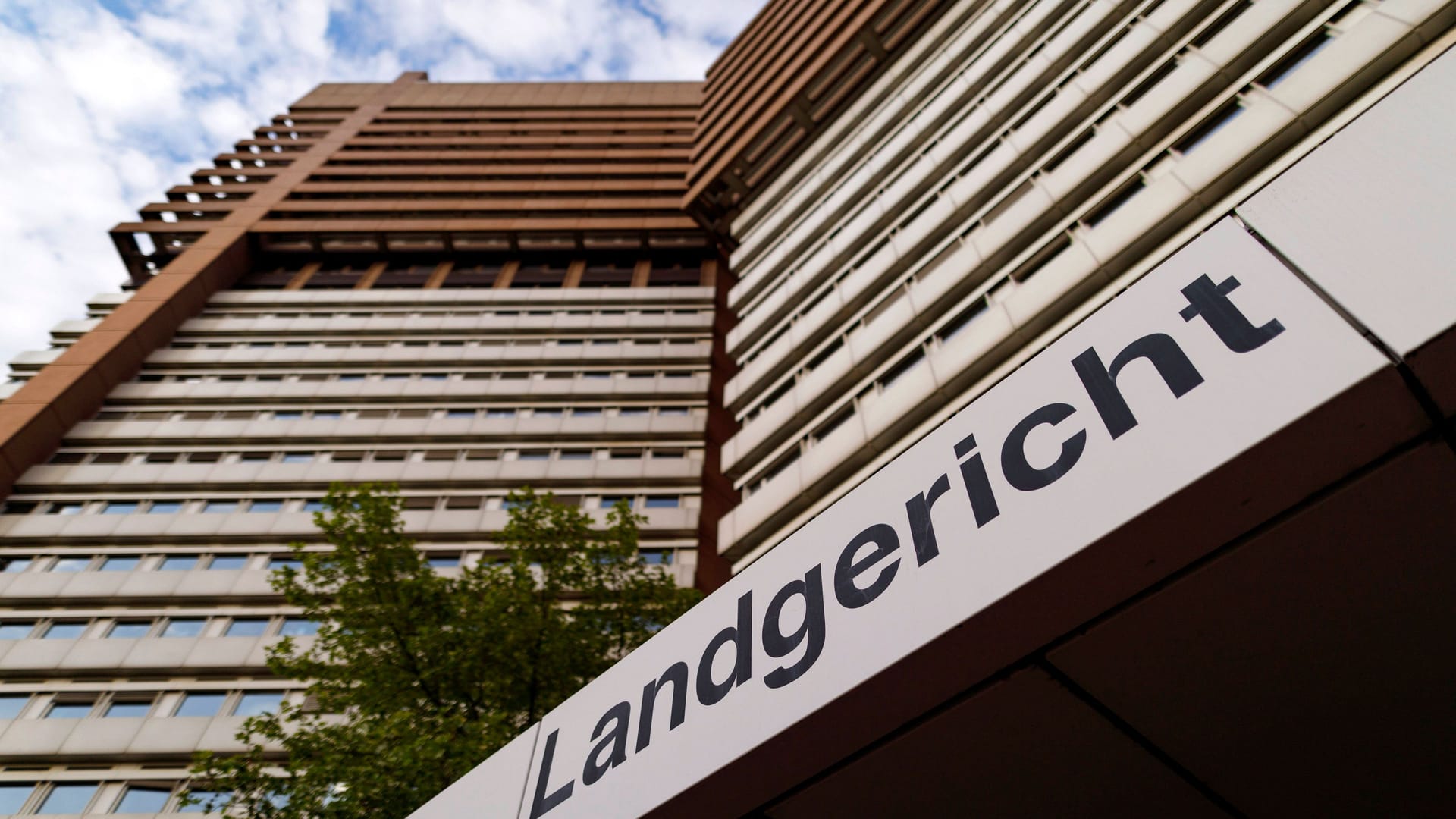 Das Landgericht in Köln (Archivbild): Bevor die Täter das Haus verließen, haben sie ihre Opfer mit Wodka übergossen, um Spuren zu beseitigen.
