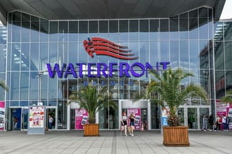 Die Außenfassade der Waterfront Bremen (Symbolbild): Im Shoppingcenter befindet sich das Kino Cinespace.