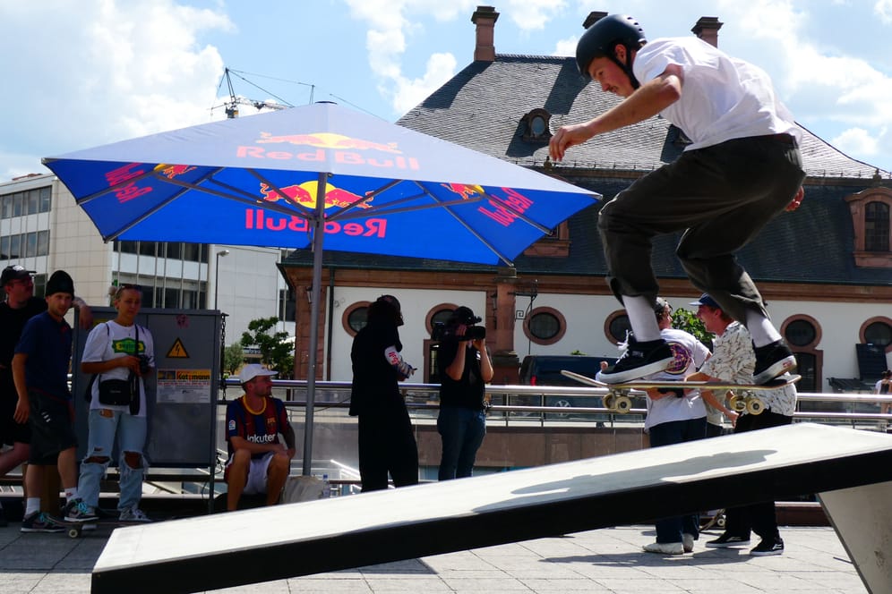 Ein Skater springt auf eine Rampe: Bei der Skate Week in Frankfurt wird die Skateboard-Kultur gefeiert.