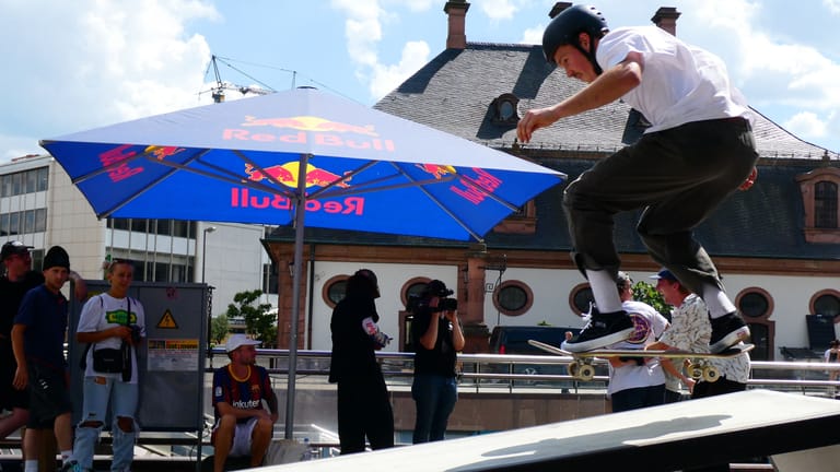 Ein Skater springt auf eine Rampe: Bei der Skate Week in Frankfurt wird die Skateboard-Kultur gefeiert.