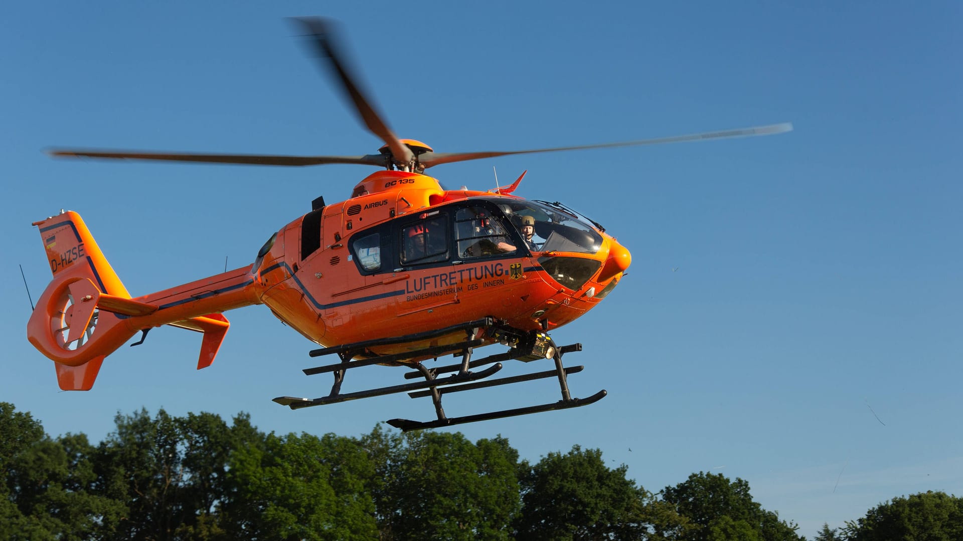 Ein Rettungshubschrauber bei der Landung (Symbolbild): Das Mädchen kam nach dem Unglück direkt in eine Klinik. Ein Rettungshubschrauber bei der Landung (Symbolbild): Das Mädchen kam nach dem Unglück direkt in eine Klinik.