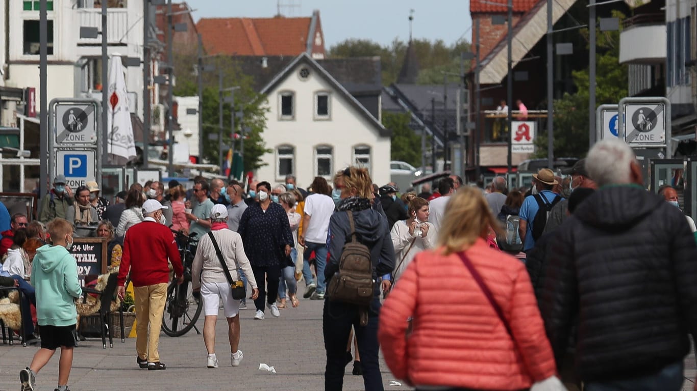 Menschen gehen in der Fußgängerzone auf der Nordseeinsel Sylt spazieren (Symbolbild): Sommerzeit ist Hochzeit an der Küste.