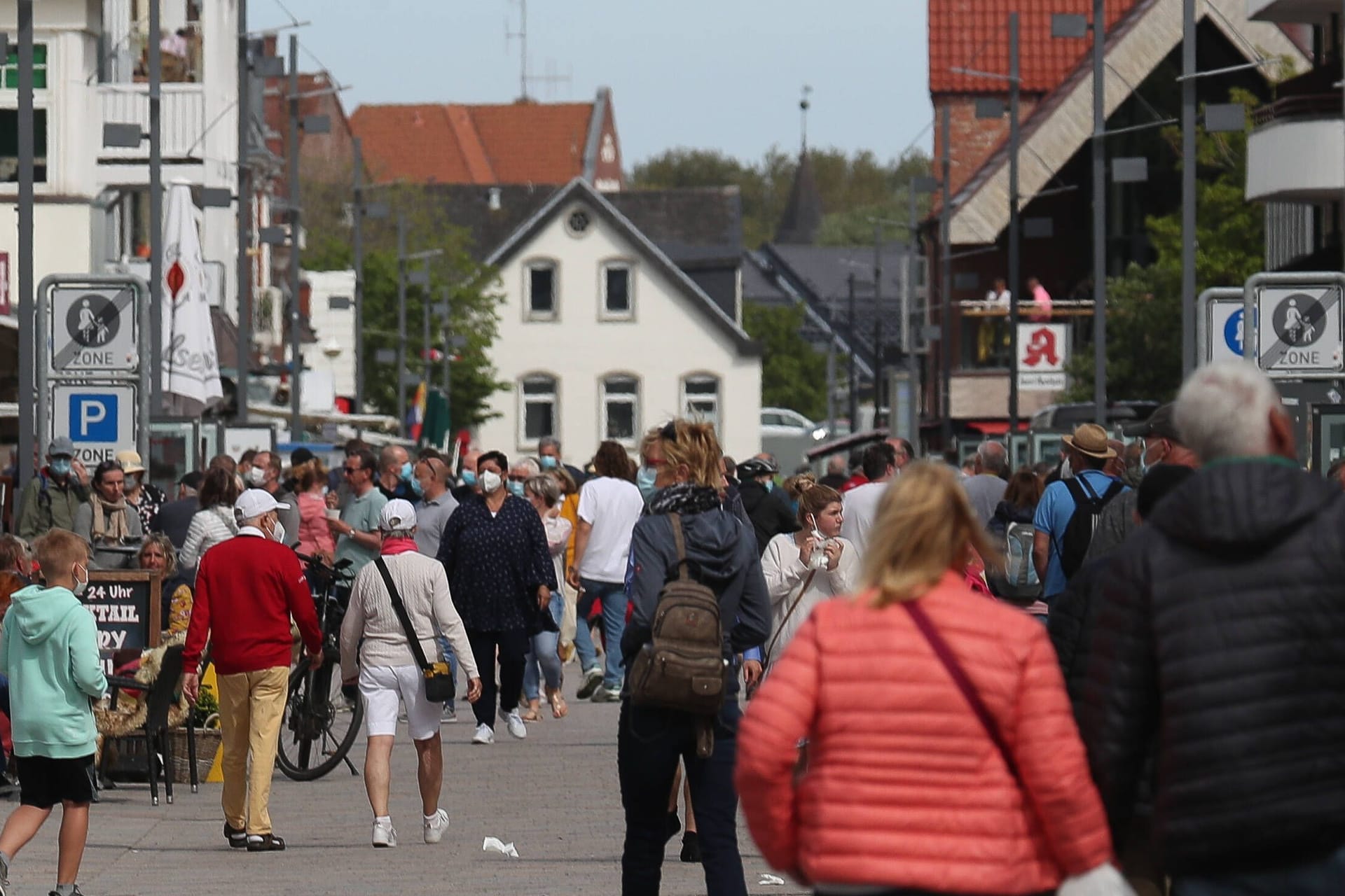 Menschen gehen in der Fußgängerzone auf der Nordseeinsel Sylt spazieren (Symbolbild): Sommerzeit ist Hochzeit an der Küste.