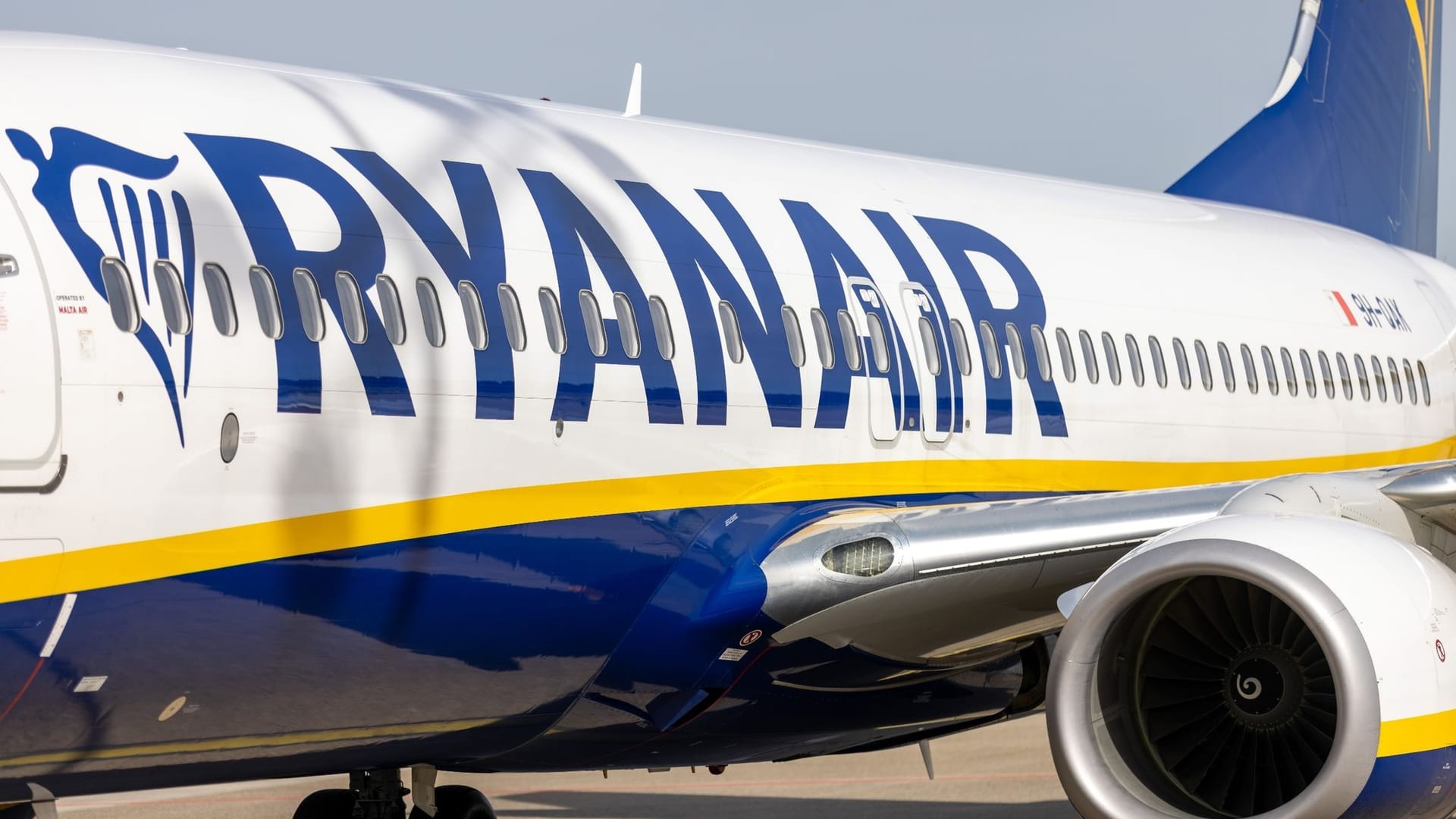 Ein Linienflugzeug der Fluggesellschaft Ryanair (Archivbild): Auf Ibiza legte sich ein Mann in das Gepäckfach.