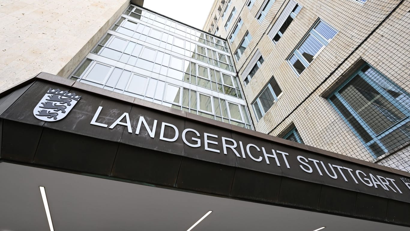 Der Schriftzug Landgericht Stuttgart ist am Eingang des Gebäudekomplexes angebracht (Symbolbild): Die Jugendkammer des Gerichts hat eine 20-Jährige wegen Totschlags verurteilt.