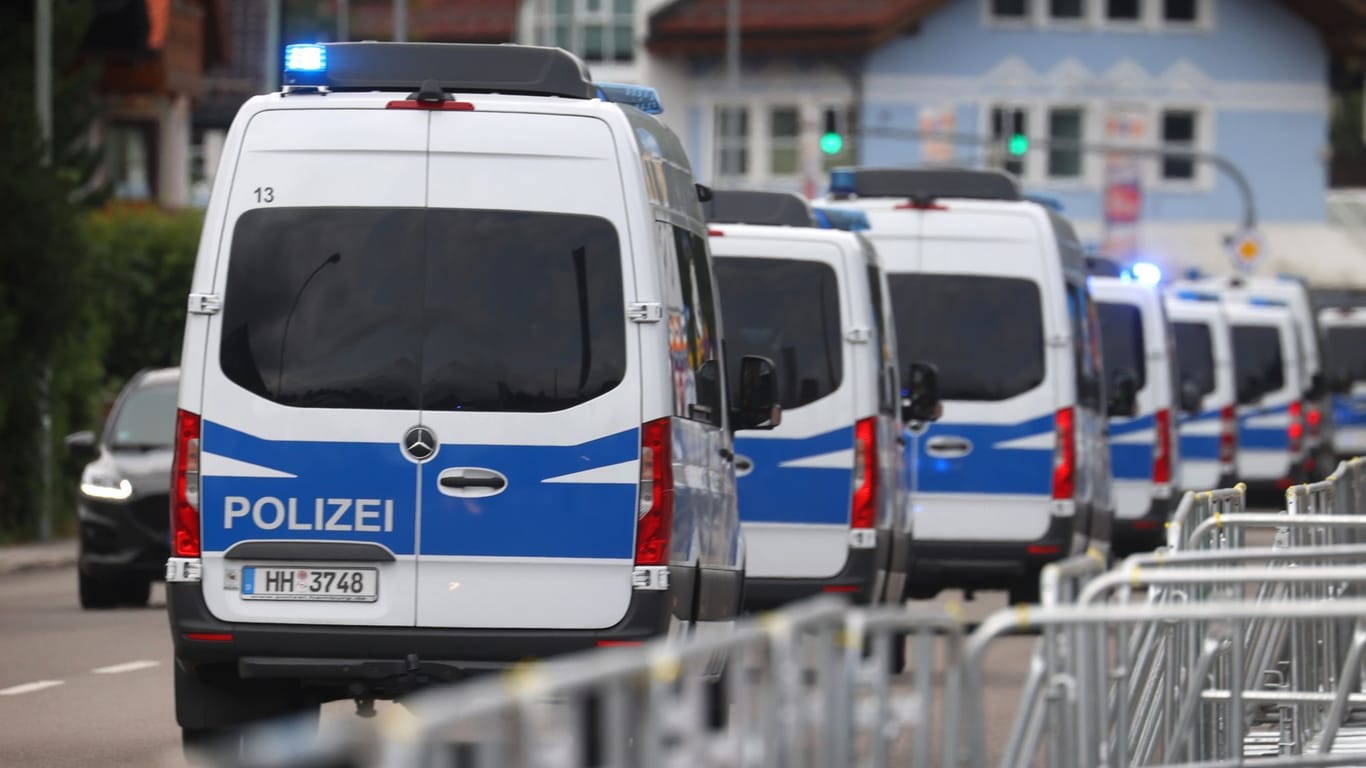 Einsatzfahrzeuge der Polizei fahren hinter Absperrungen (Symbolbild): Für den G7-Gipfel waren bis zu 18.000 Polizisten im Einsatz.