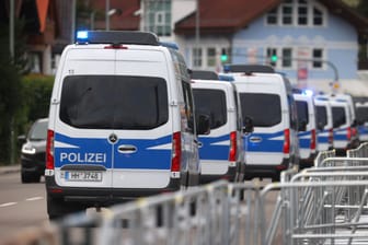 Einsatzfahrzeuge der Polizei fahren hinter Absperrungen (Symbolbild): Für den G7-Gipfel waren bis zu 18.000 Polizisten im Einsatz.