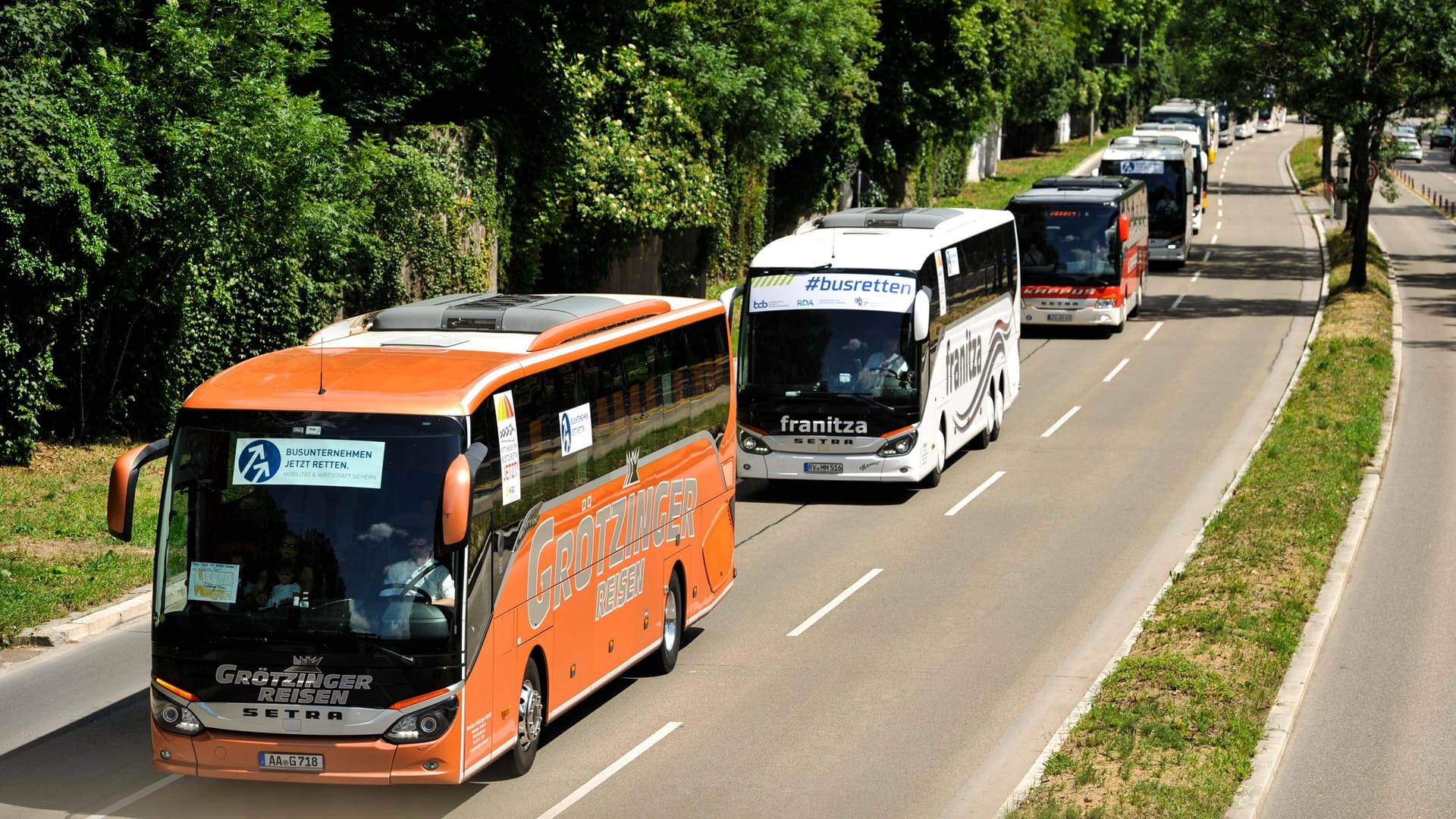 Reisebusse fahren hintereinander (Symbolbild): In Stuttgart haben private Unternehmen mit einem Buskorso protestiert.