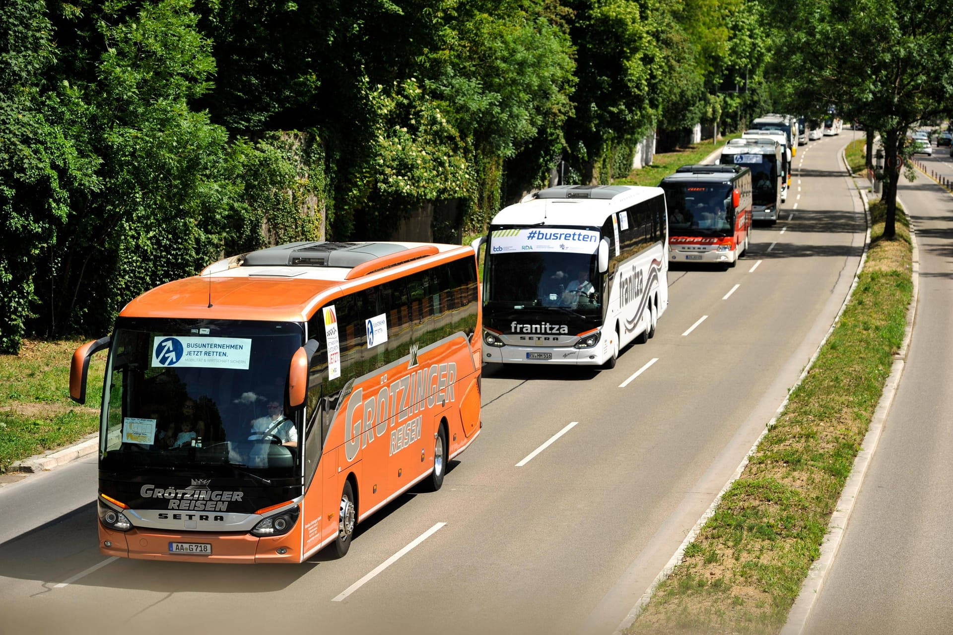 Reisebusse fahren hintereinander (Symbolbild): In Stuttgart haben private Unternehmen mit einem Buskorso protestiert.