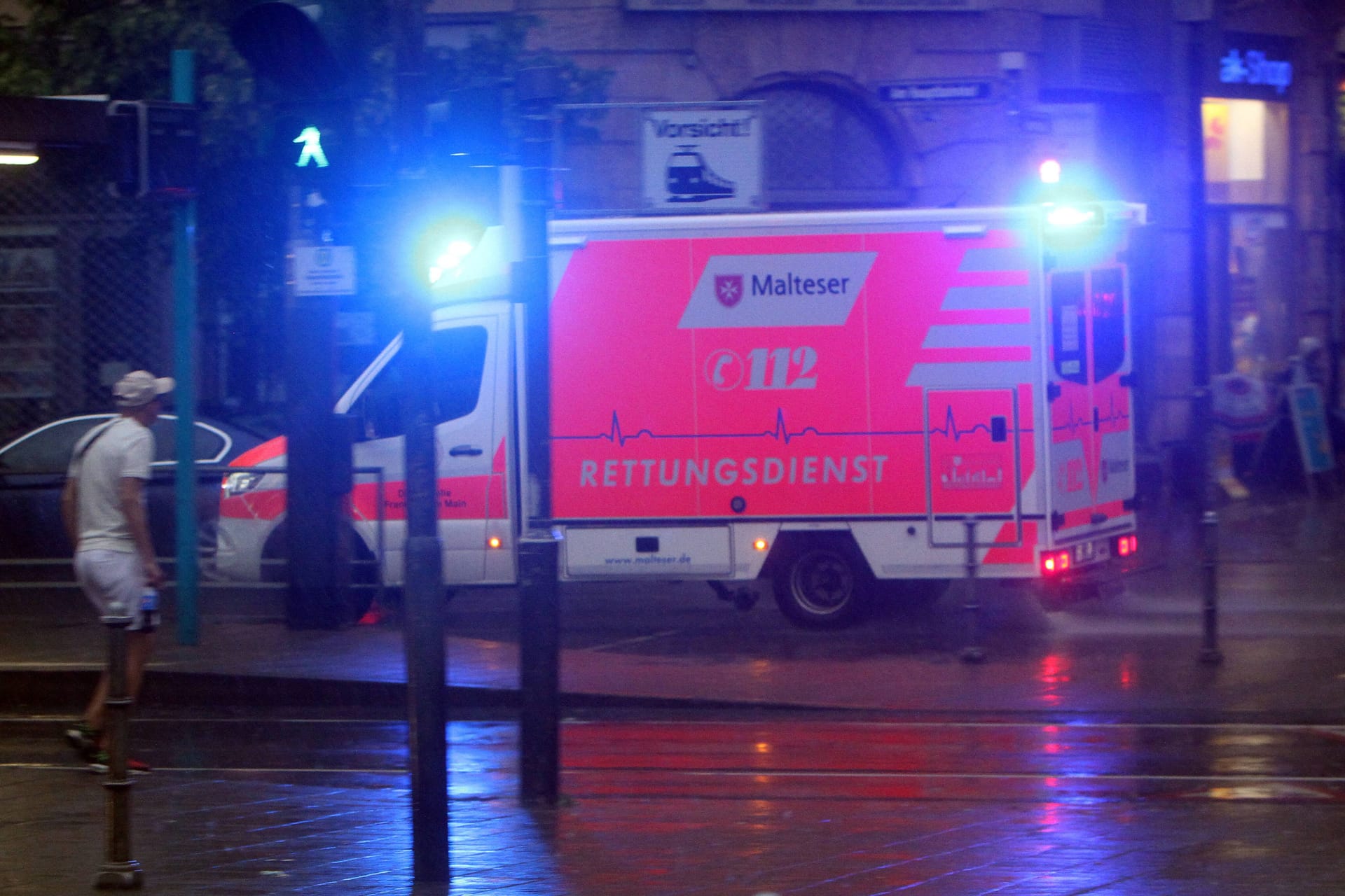 Ein Rettungswagen im Einsatz (Archivbild): Das in einer Bochumer Kita verstorbene Kind ist erstickt.