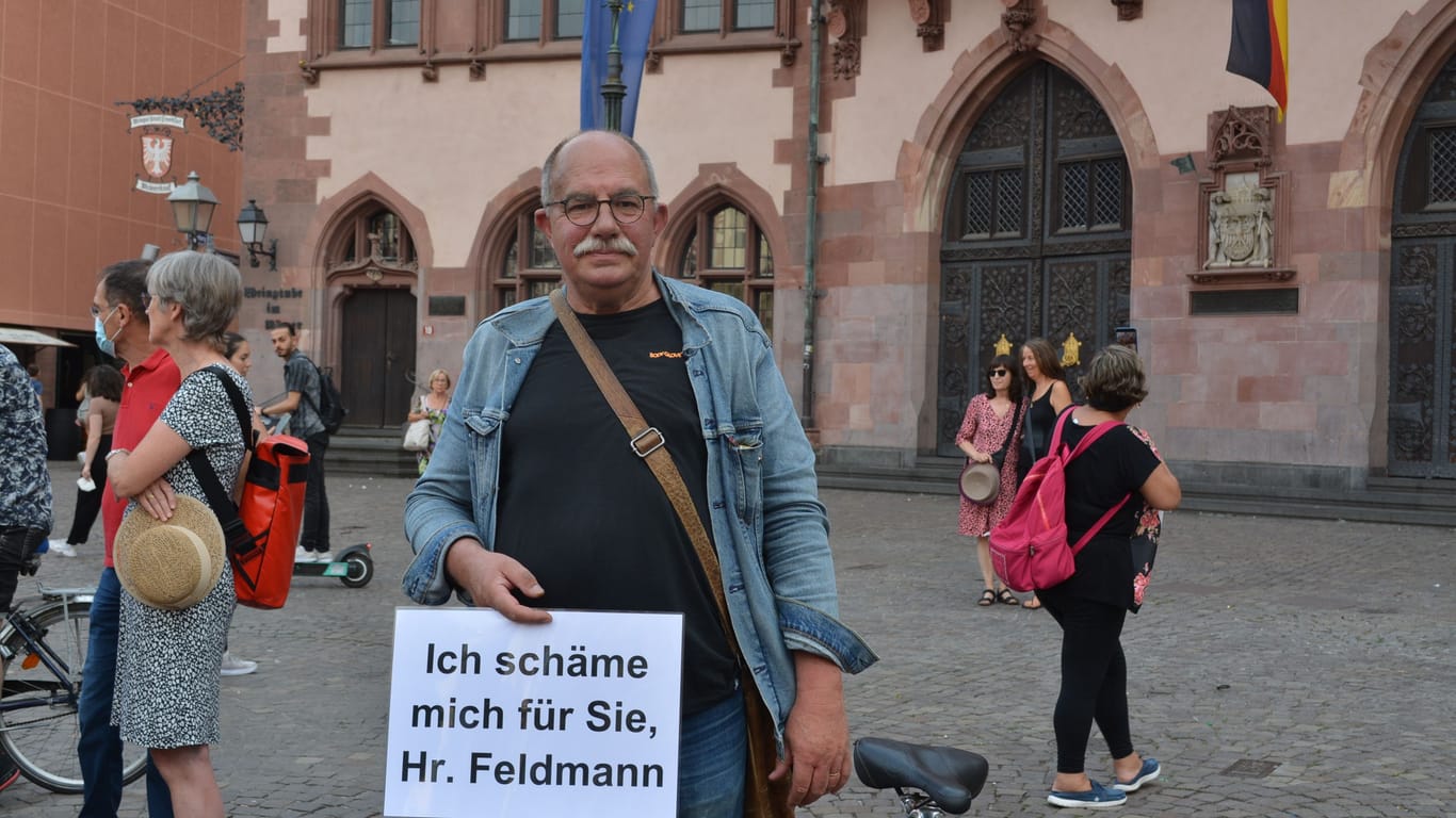 Protestler mit Plakat: 40 Menschen demonstrierten gegen Feldmann.