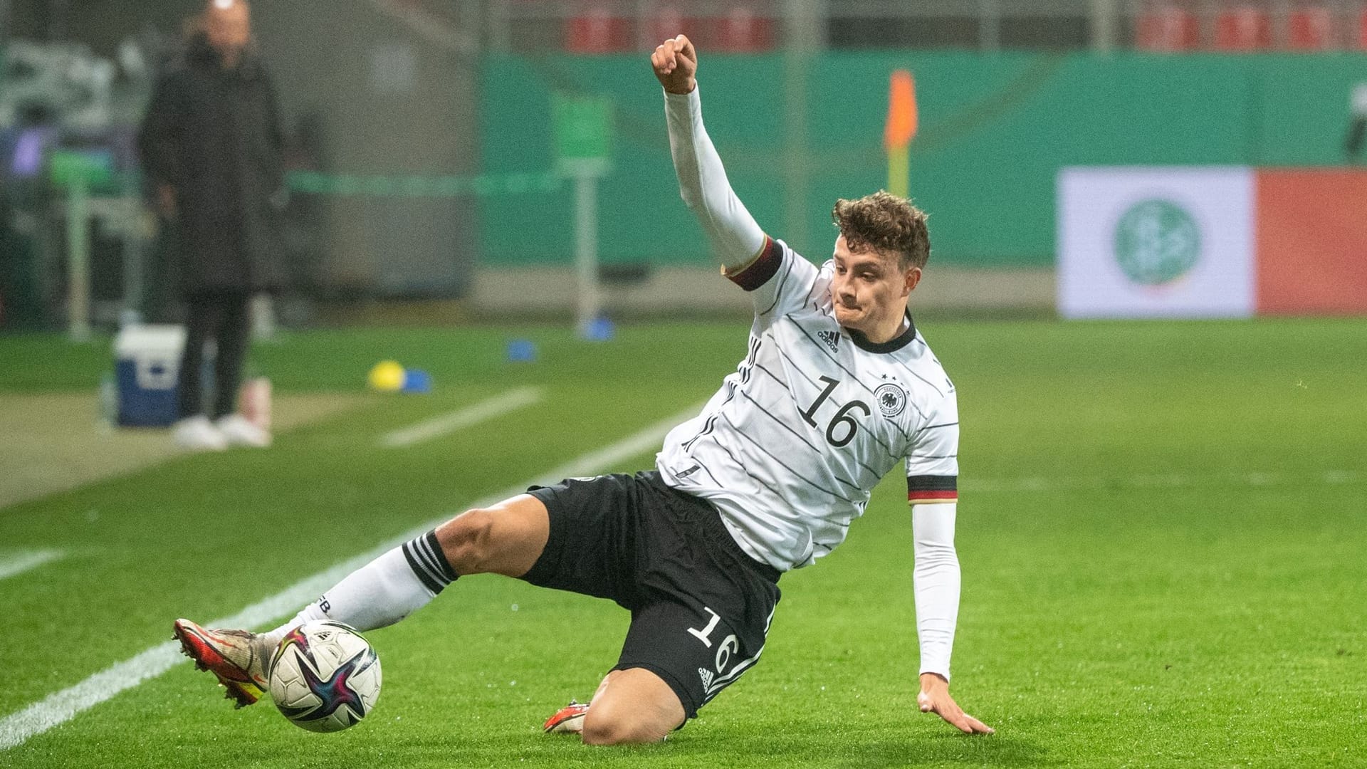 Eric Martel spielt den Ball: Der Jungprofi wird zu den Geißböcken wechseln. Eric Martel spielt den Ball: Der Jungprofi wird zu den Geißböcken wechseln.