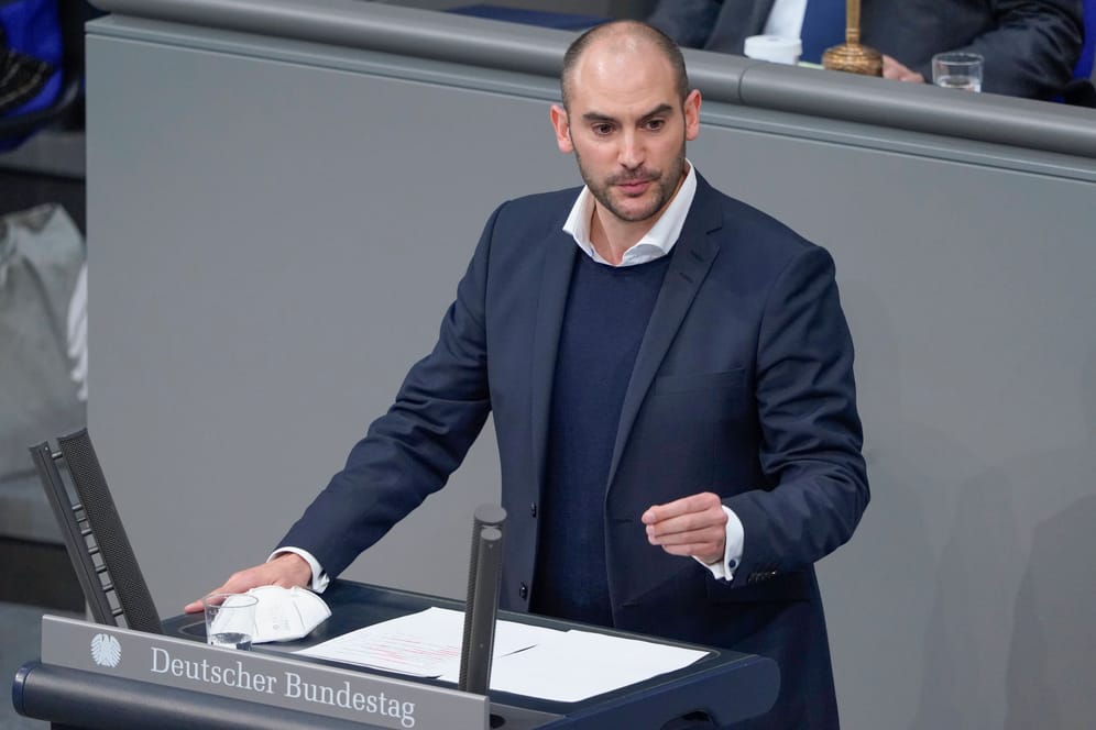 Finanzminister Danyal Bayaz im deutschen Bundestag (Archivbild): Die Kommunen erhöhen den Druck auf den Grünen-Politiker.
