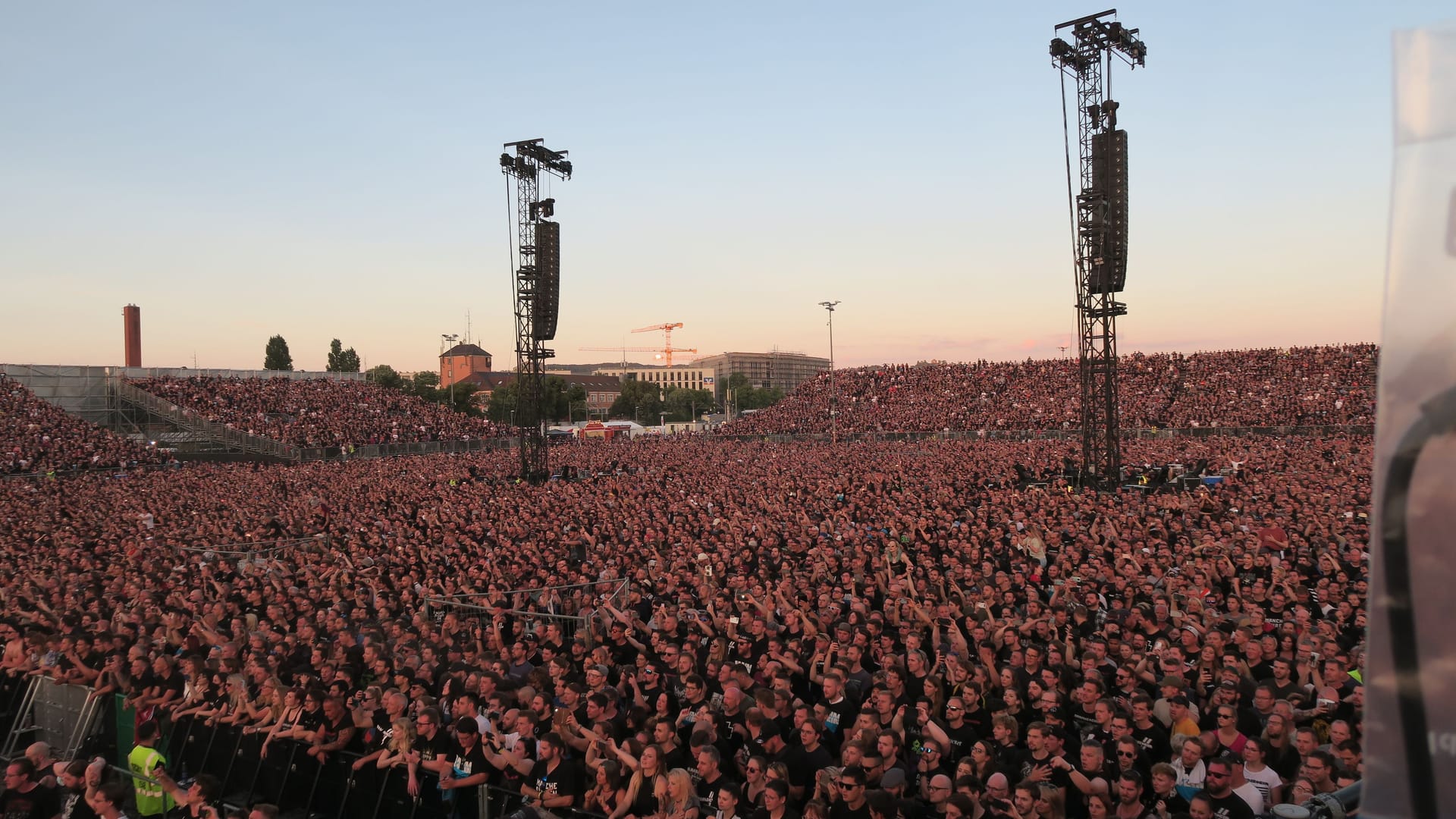 Das Konzertgelände auf dem Cannstatter Wasen in Stuttgart: Beim Rammstein-Konzert waren drei Tribünen aufgebaut. Die Hintere und die auf der Neckarseite sind inzwischen verschwunden.