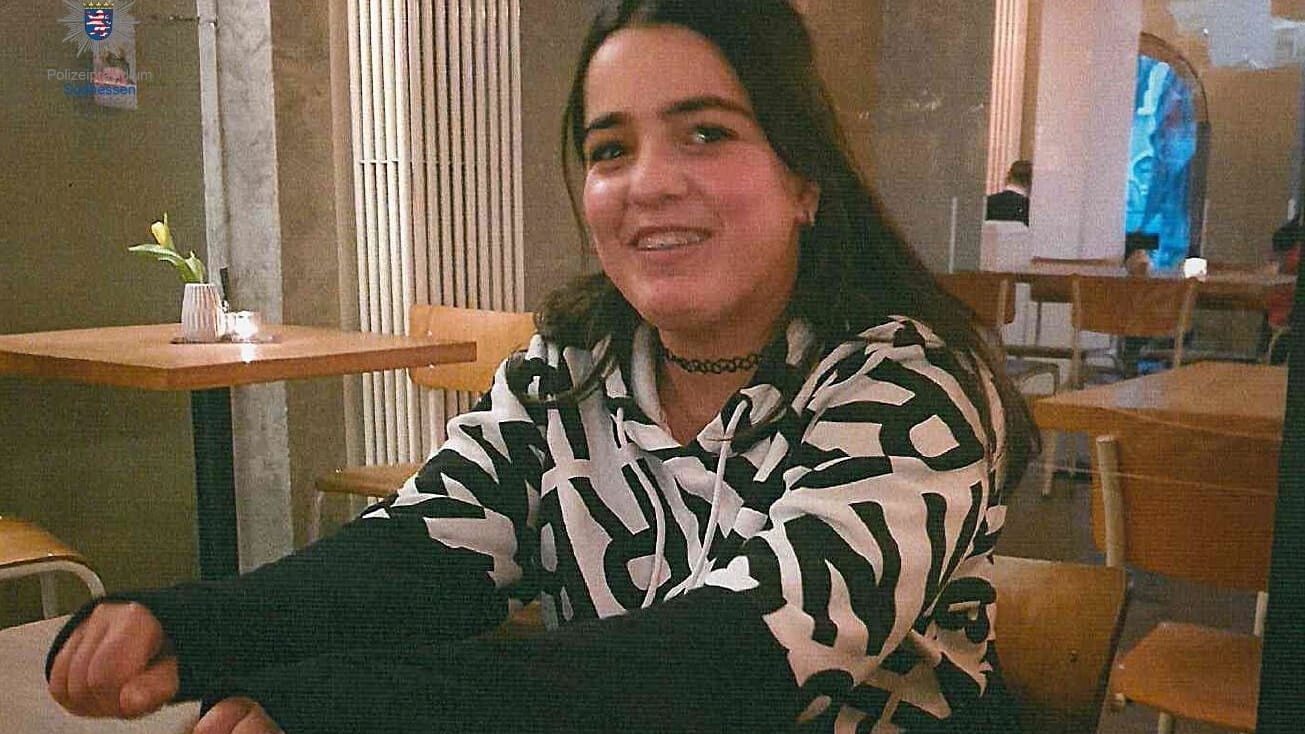 Sedrat Albdewi aus Darmstadt (Fahndungsbild): Am Tag ihres Verschwindens trug sie eine blaue Zahnspange, eine helle Hose und ein blaues Oberteil. Sedrat Albdewi aus Darmstadt (Fahndungsbild): Am Tag ihres Verschwindens trug sie eine blaue Zahnspange, eine helle Hose und ein blaues Oberteil.