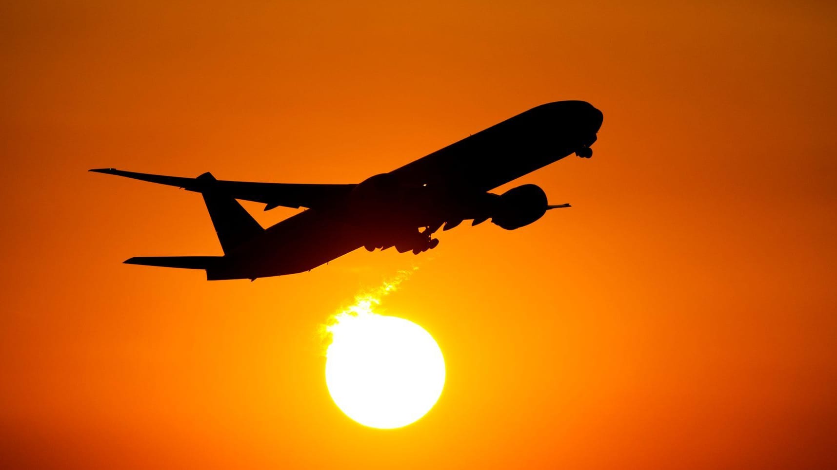 Flugzeug im Sonnenuntergang