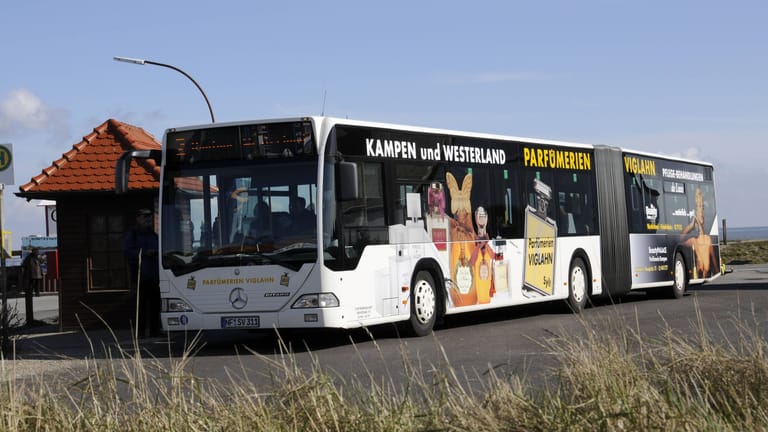 Linienbus auf Sylt (Archivbild): Durch das 9-Euro-Ticket kommen auch Busse auf der Insel an ihre Grenzen.