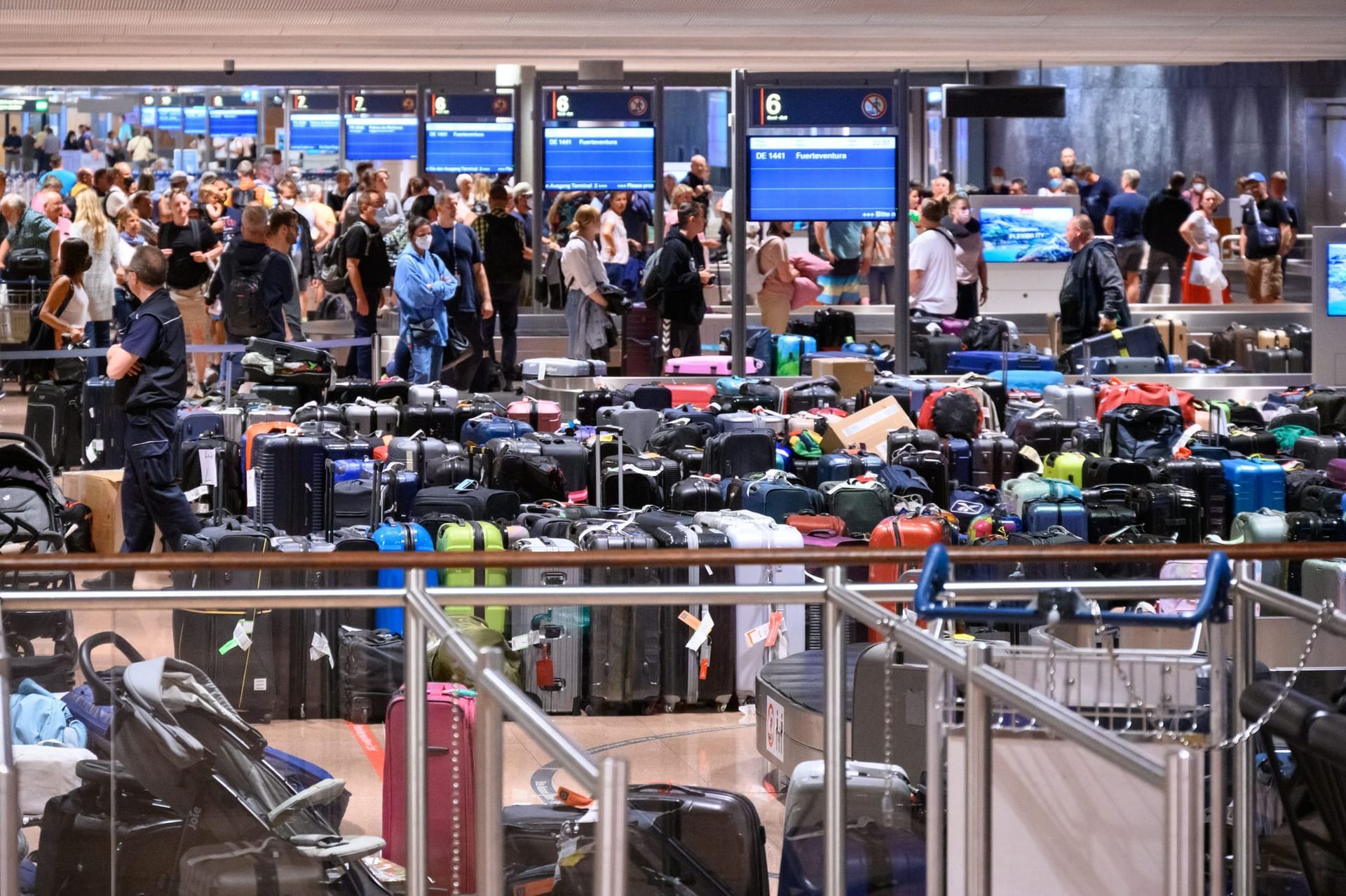 Nachgeliefertes Gepäck staut sich am Flughafen Hamburg