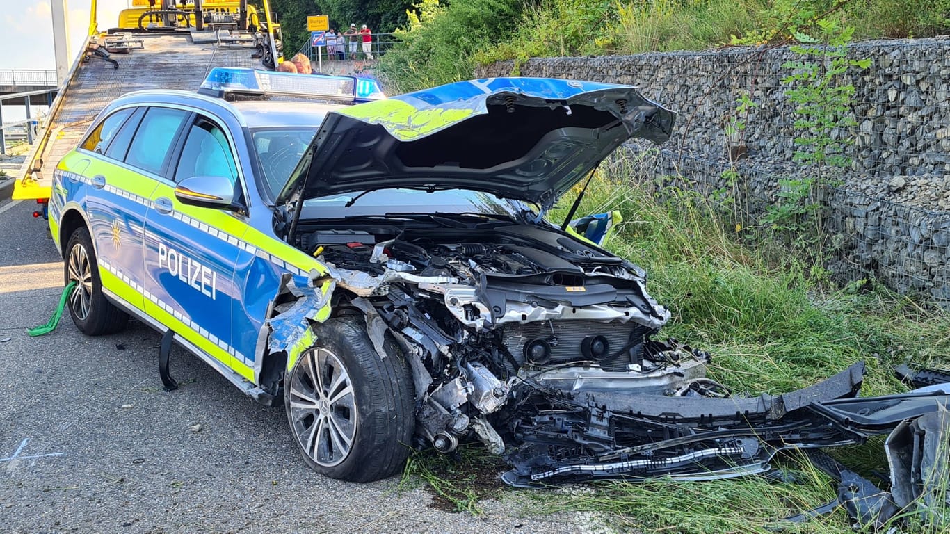 Ein Streifenwagen der Stuttgarter Polizei: Eine Routinekontrolle endet mit einem zerstörten Fahrzeug.