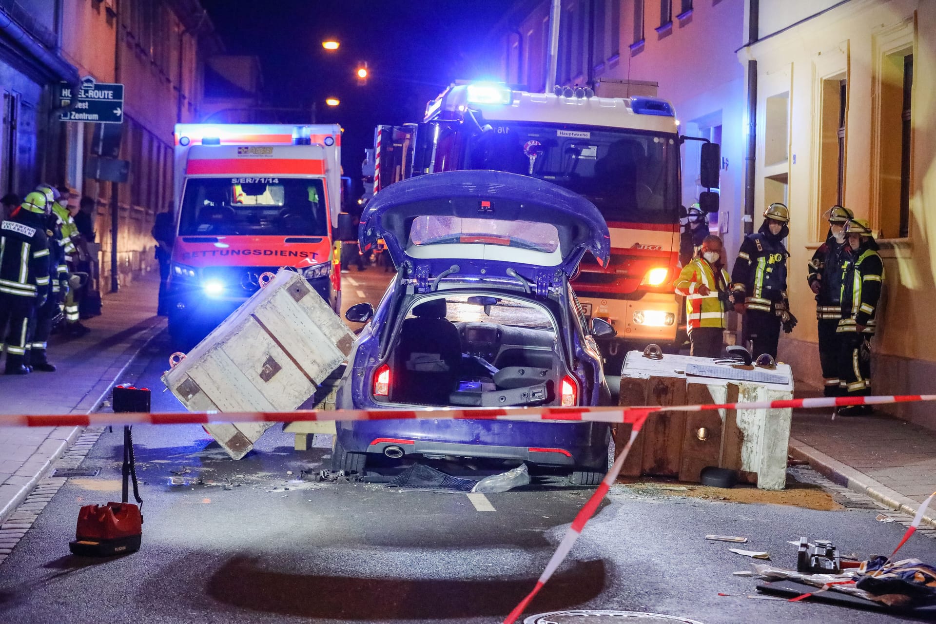 Einsatzkräfte am Unfallort: Ein Stahlseil hielt das Fahrzeug auf.