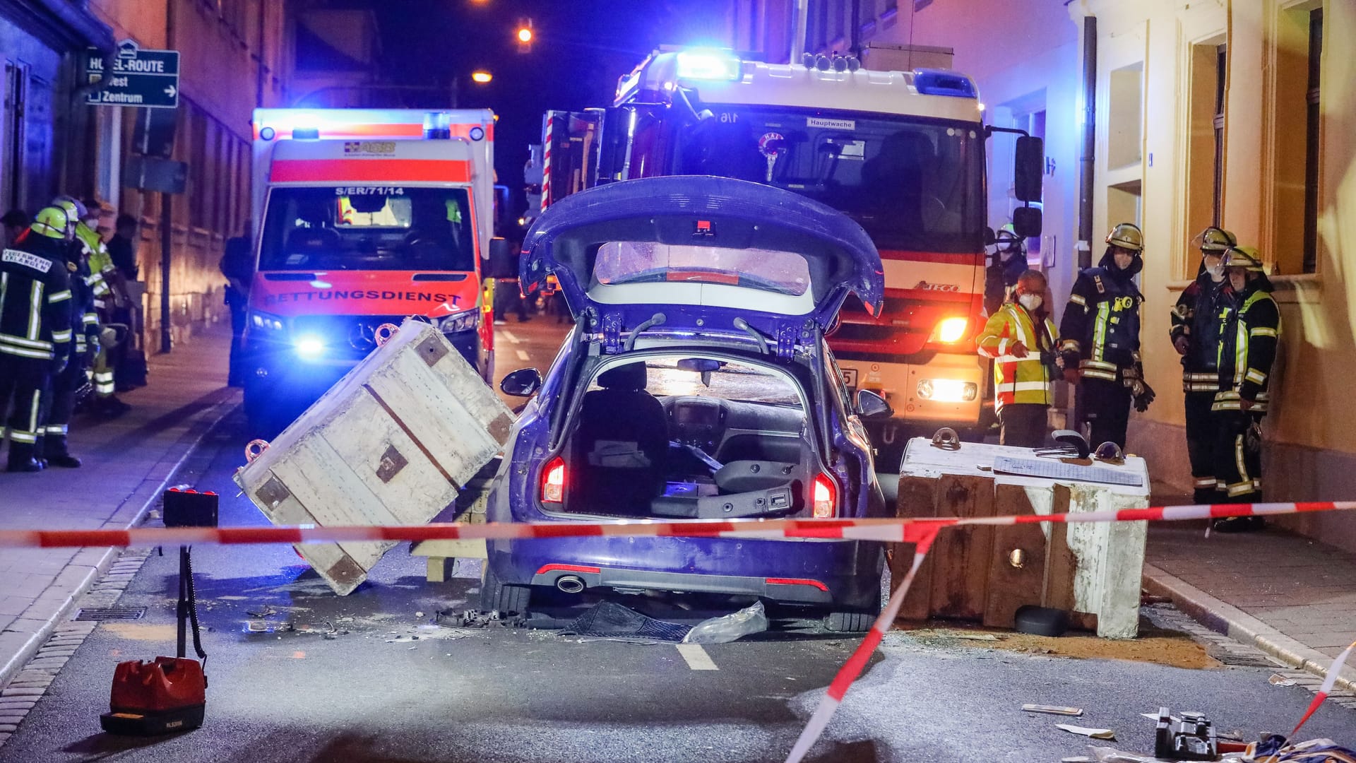 Einsatzkräfte am Unfallort: Ein Stahlseil hielt das Fahrzeug auf.