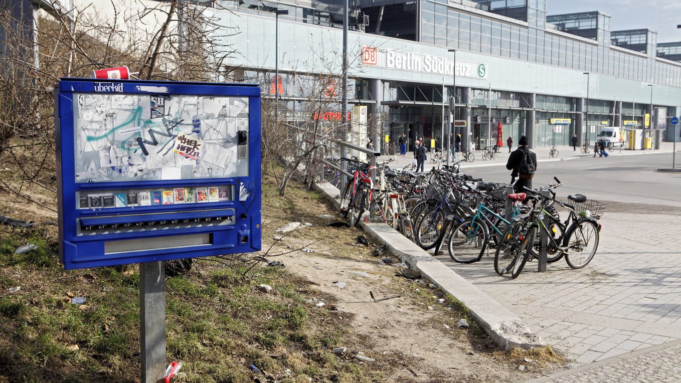 Fahrräder stehen am Bahnhof Südkreuz (Archiv): Für Radfahrer gibt es hier ein neues Angebot.