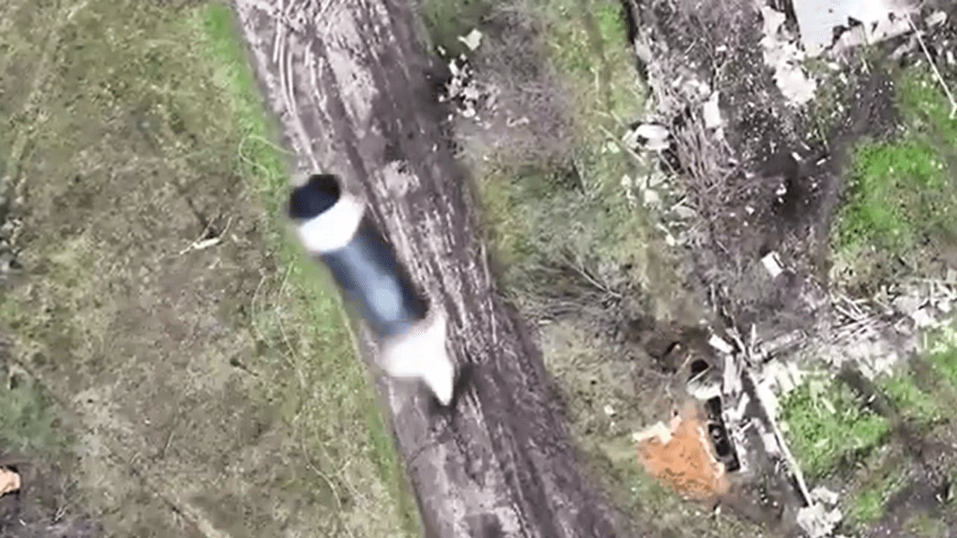 Von oben: Eine Drohne lässt einen Sprengsatz fallen.